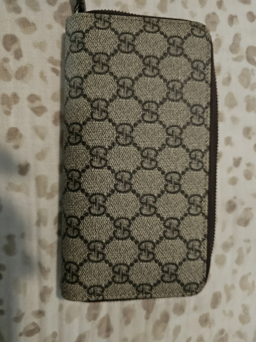 ✨️Gucci Beige Monogram Zip Wallet with Brown Leather Logo✨️